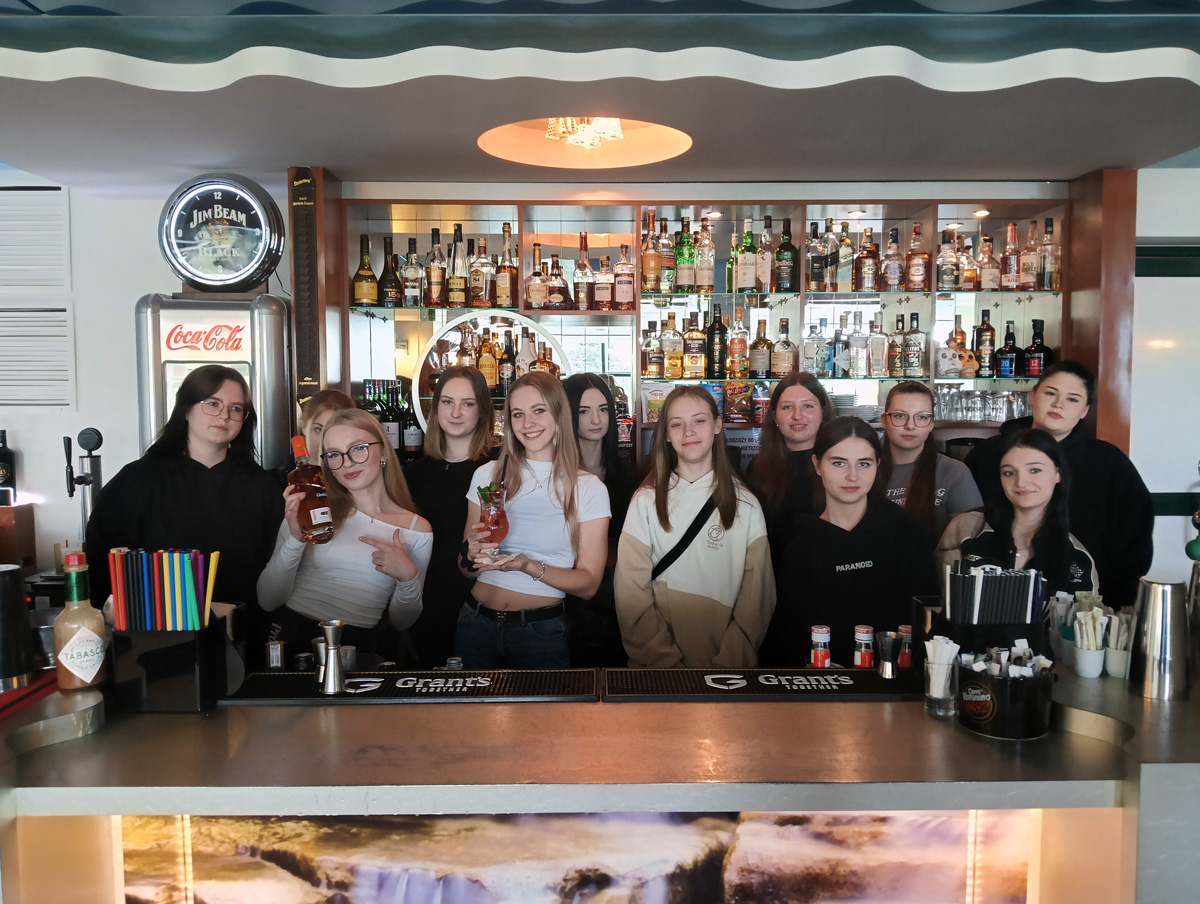 uczennice z własnoręcznie sporządzonymi napojami