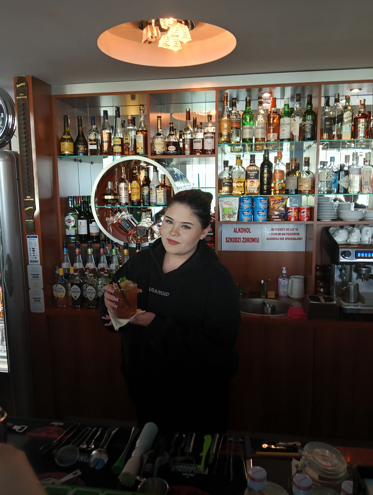 uczniowie za barem hotelu Pegaz w którym odbywały się warsztaty w ramach projektu