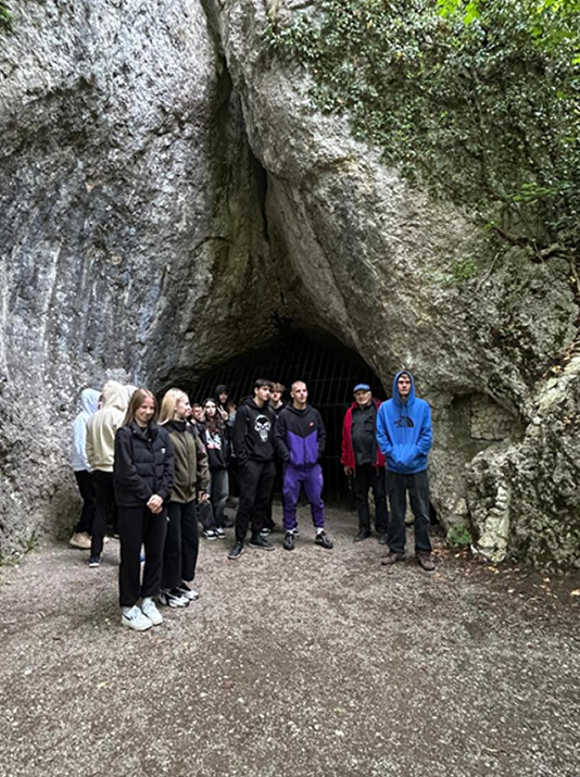 Uczestnicy wycieczki przy wejściu do jaskini