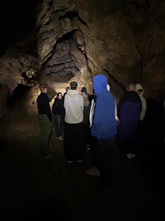 Uczestnicy w jaskiniach