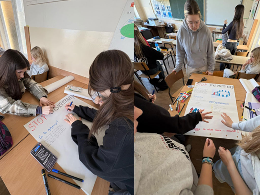 Na zdjęciu widać uczniów w sali lekcyjnej, którzy tworzą plakaty związane z przeciwdziałaniem przemocy i dyskryminacji. Na pierwszym planie uczennica pisze kolorowymi markerami na dużym arkuszu papieru, a w tle pozostali uczniowie pracują w grupach. Na drugim zdjęciu uczennice i uczniowie siedzą przy ławkach, wspólnie planując treści i grafiki na plakaty. Zajęcia odbywają się w przyjaznej atmosferze, uczniowie są zaangażowani i aktywnie uczestniczą w działaniach rozwijających empatię i odpowiedzialność społeczną.