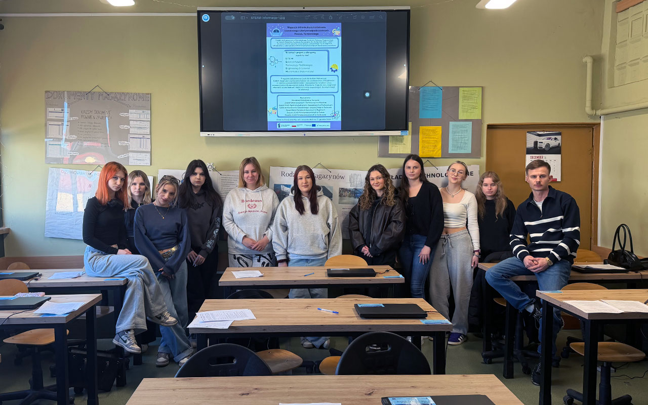 Zajecia w klasie kilku yuczniow przy laptopach zdjecie grupowe