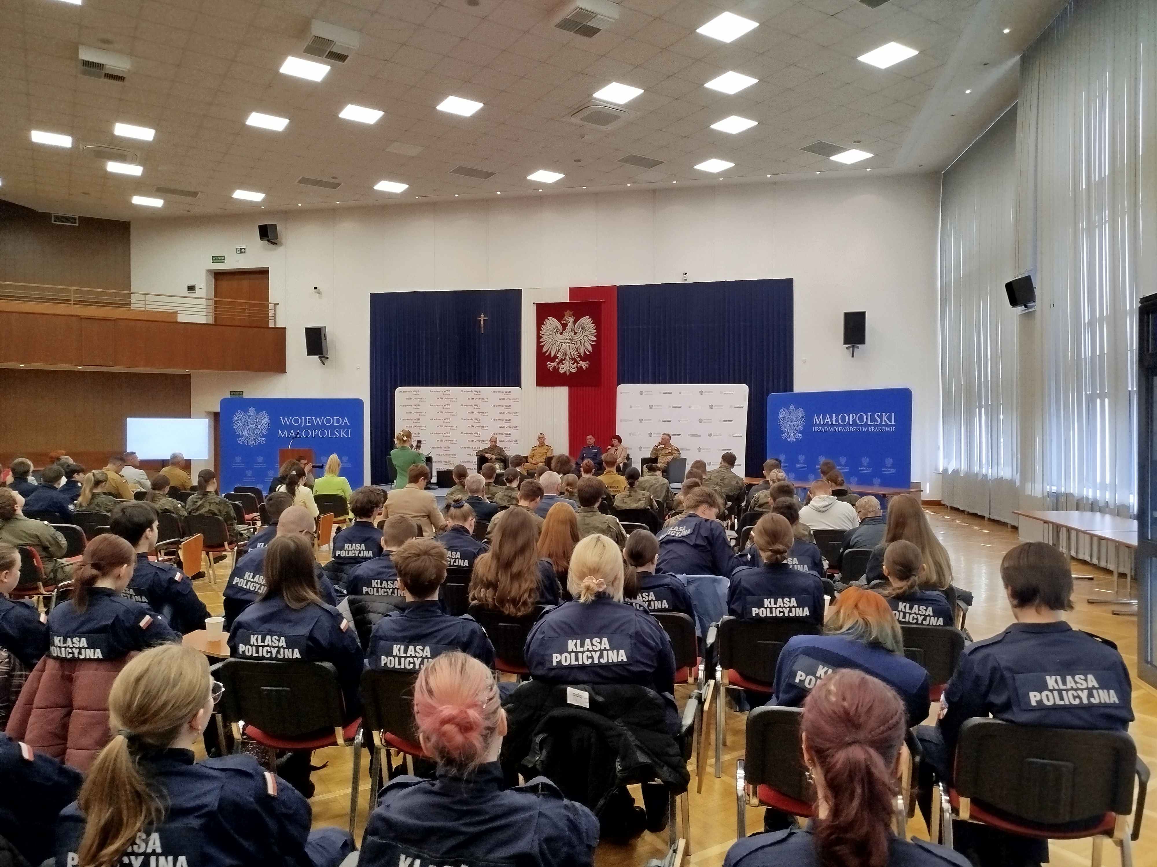 uczniowie w trakcie konferencji