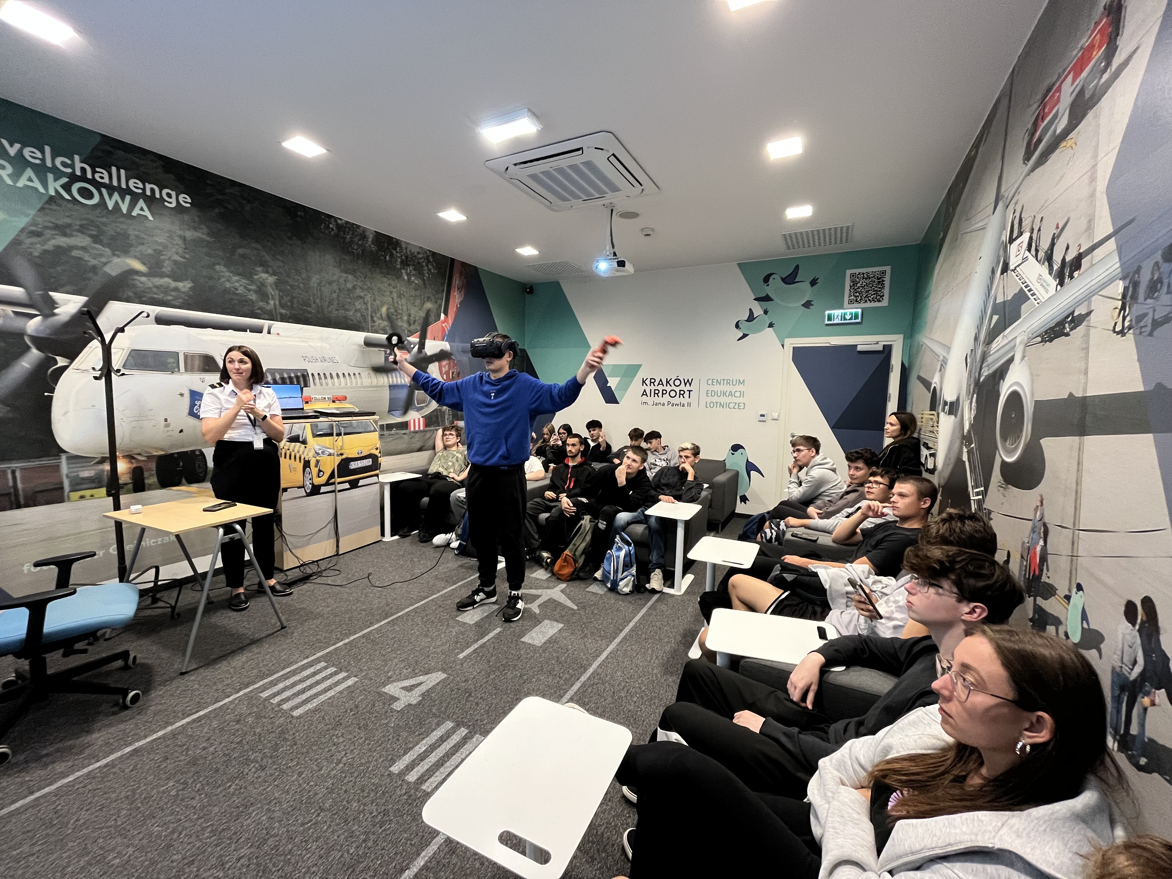 Uczniowie korzystający z gogli VR