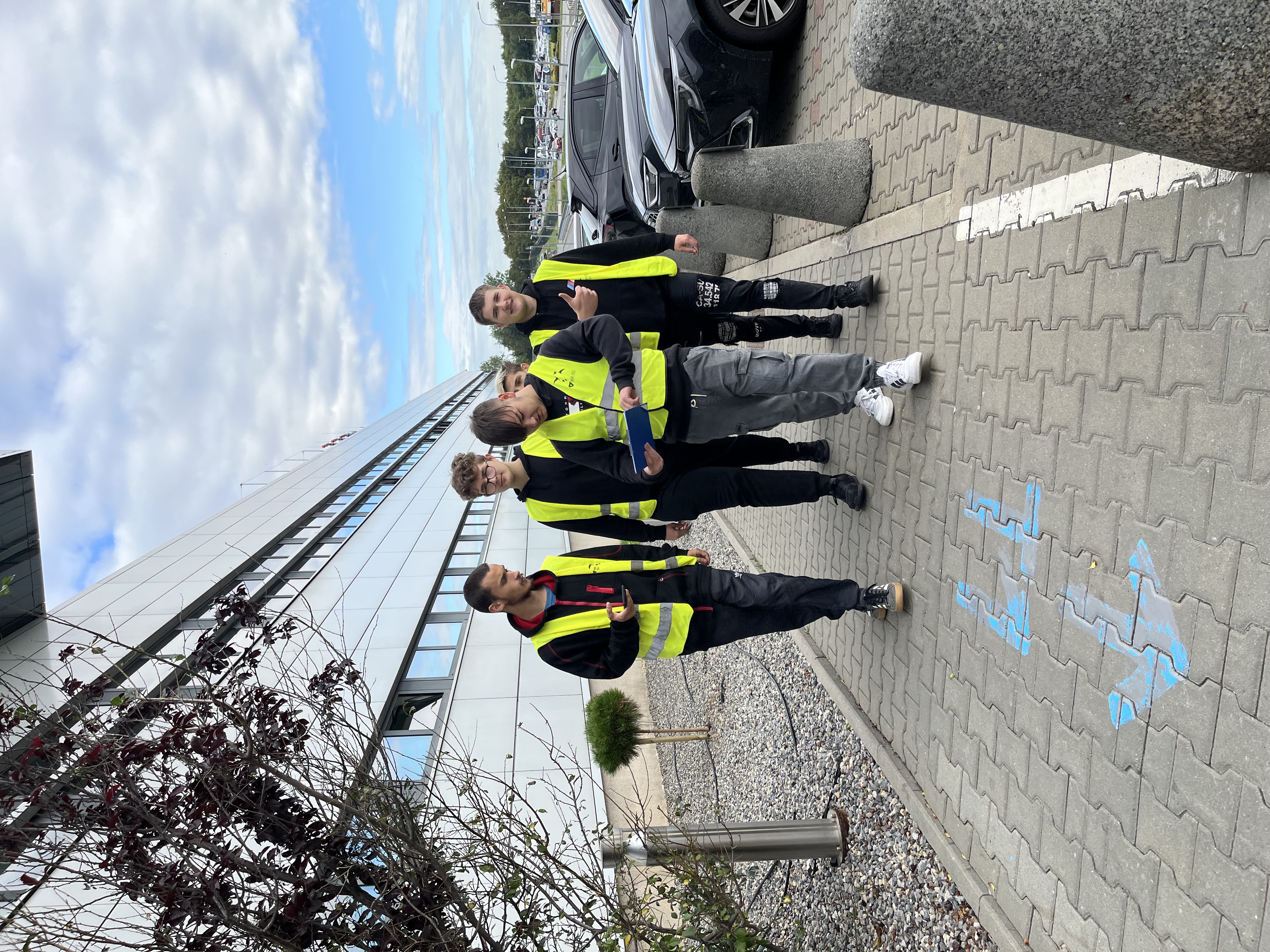 Uczniowie rozwiązujący grę terenową na zajęciach w CEL