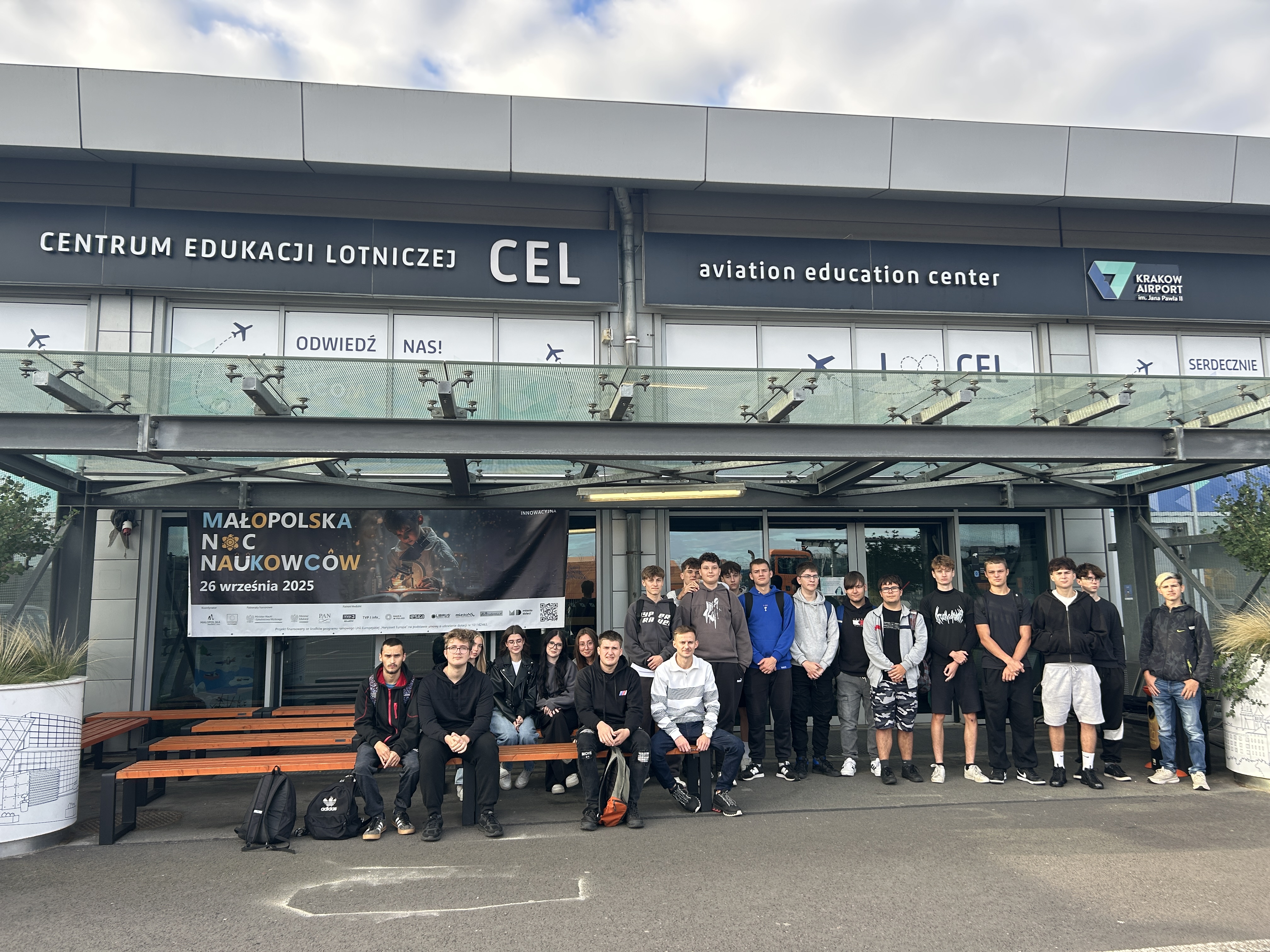 Zdjęcie grupowe ucziów przed wejściem do Centrum Edukacji Lotniczej w Krakowie