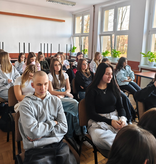 Grupa_uczniów_na_spotkaniu.jpeg