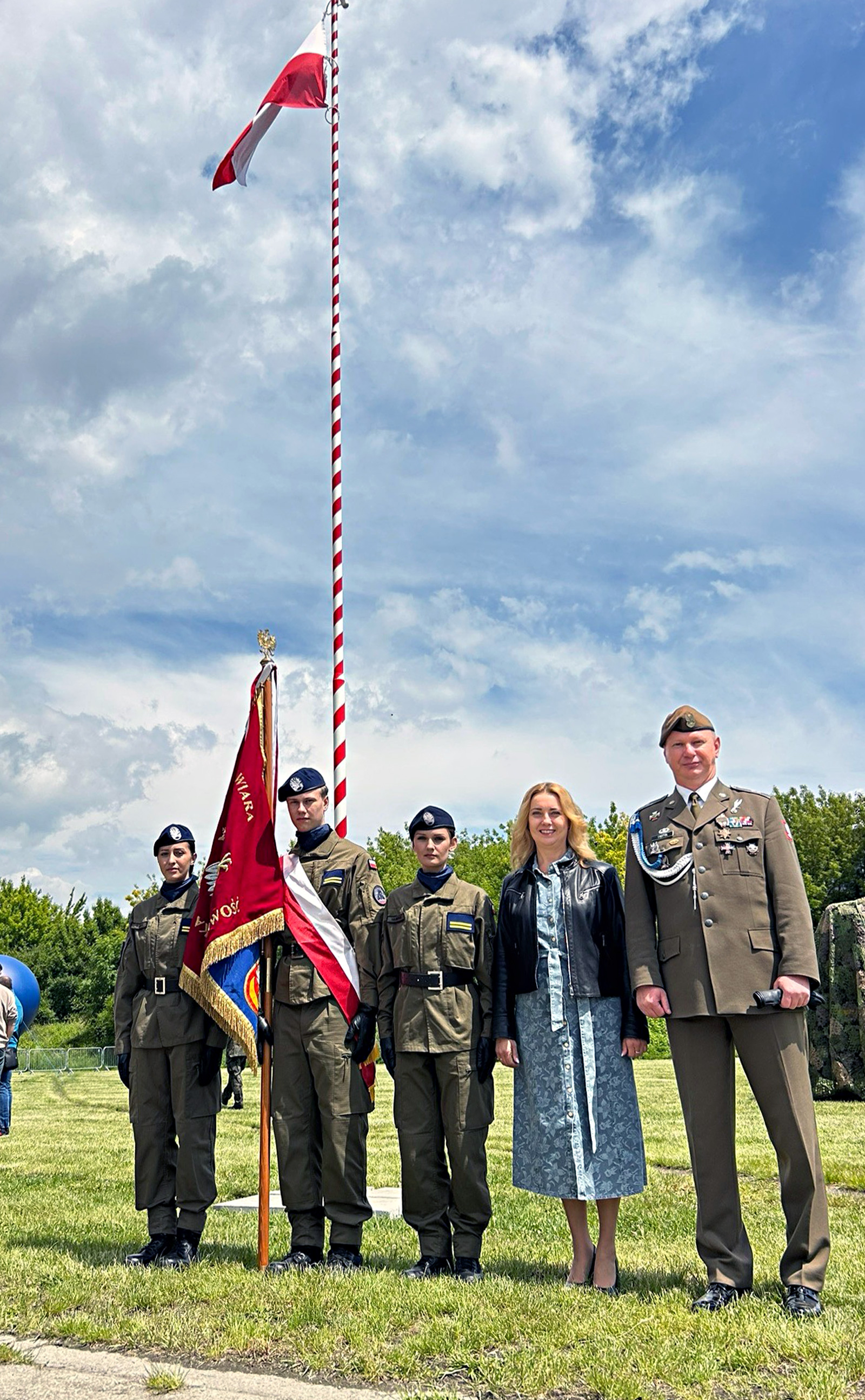 Uczestnicy: Dyrektor, oficer i uczniowie