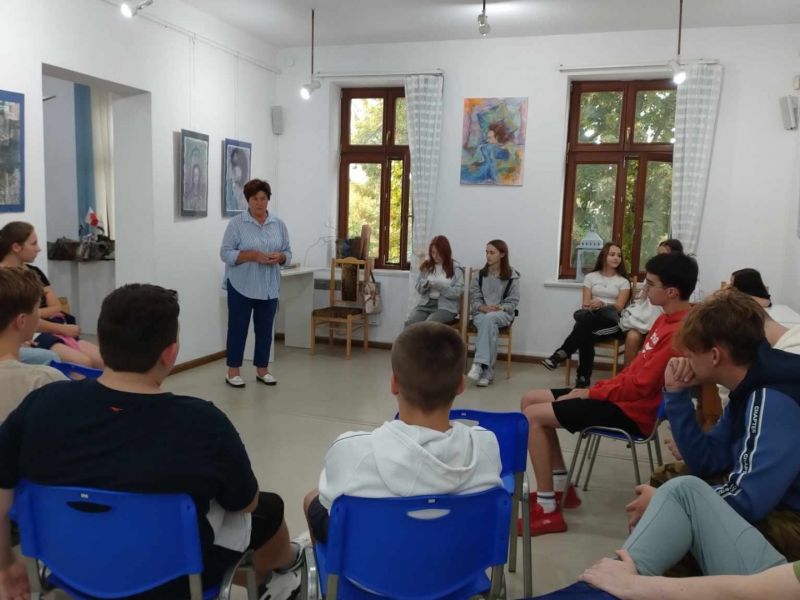 461792763 1039176131339379