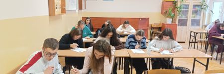 uczniowie rozwiazujacy test wiedzy