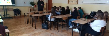 zdjecie uczniow w trakcie szkolenia