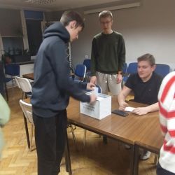 468402194 1084631423460516