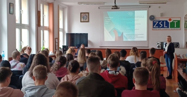 Spotkanie uczniów klas kończących szkołę z przedstawicielami Powiatowego Urzędu Pracy z Tarnowa.